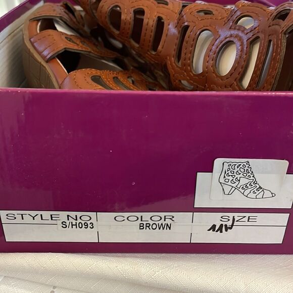 RASOLLI BROWN CUTOUT SHOOTIES. NEW IN BOX. - Picture 8 of 8